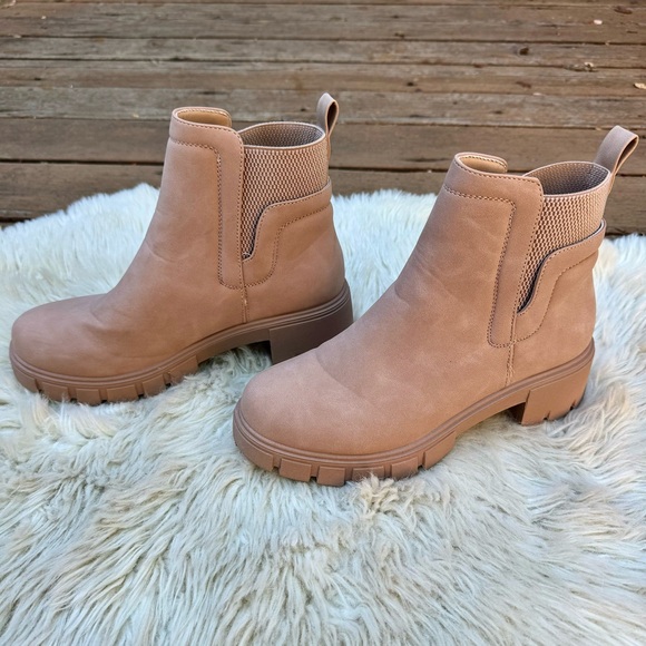 Qupid 💕 Dusty Pink Blush Lug Sole Ankle Faux Suede Fall Booties Womens Size 6 - Picture 7 of 15